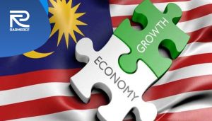 مالزی از اقتصاد بر پایه کشاورزی به یک اقتصاد چندبخشی تبدیل می‌شود.